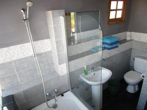 La salle de bains est pourvue d'une douche, d'un lavabo et de toilettes. dans l'établissement Meva Guesthouse, à Antananarivo