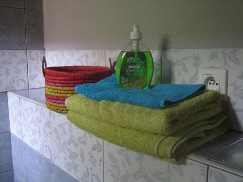 un montón de toallas en un estante en un baño en Meva Guesthouse, en Antananarivo