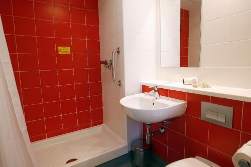 een badkamer met een wastafel, een toilet en een douche bij Travelodge Valencia Aeropuerto in Manises