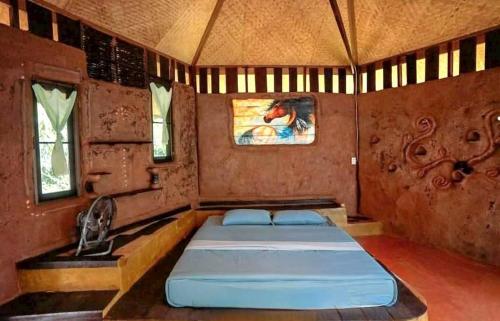 a bedroom with a bed in a room at บ้านสุจิปุรี BaanSujipuri in Pak Chong