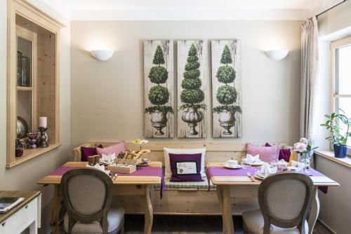 - une salle à manger avec une table et des chaises en bois dans l'établissement Waldruhe - Bett, Frühstück & ein Lächeln, à Bad Aussee