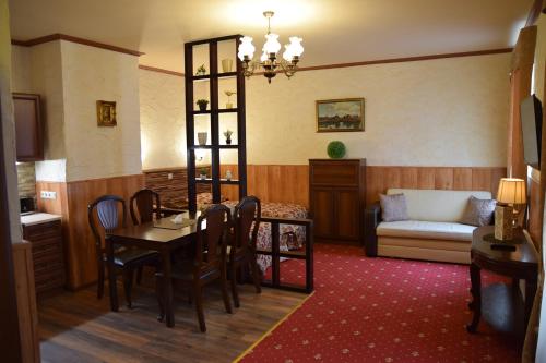 Hansa Apartment في تارتو: غرفة معيشة مع طاولة وكراسي وأريكة