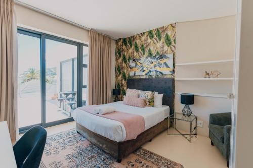a bedroom with a bed and a large window at Grande Hotel in Vosburg