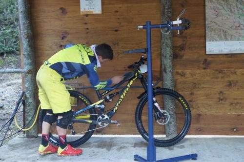 a man is putting a bike on a pole at Camping Maçanet de Cabrenys in Maçanet de Cabrenys