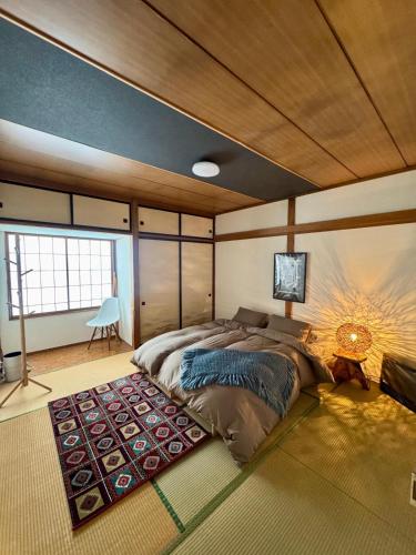 a bedroom with a large bed in a room at Chill House in Myoko