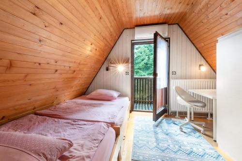 a room with two beds and a desk at Hugo's House in Rakitna