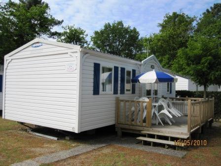 Quest en France Holidays - Mobile home at Jard sur Merにあるパティオまたは屋外エリア