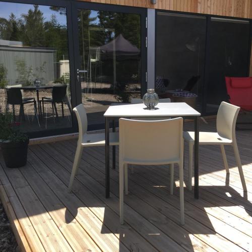 Un patio o zona al aire libre en Maven Kustnära Stugor
