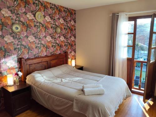 a bedroom with a bed with a floral wallpaper at Valle la Fuente in El Escobal