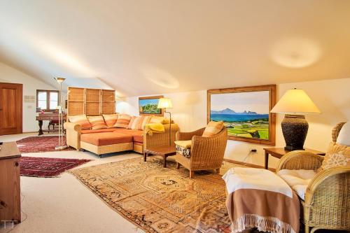 Comfortable and spacious apartment with garden in Mondsee Tiefgarben
