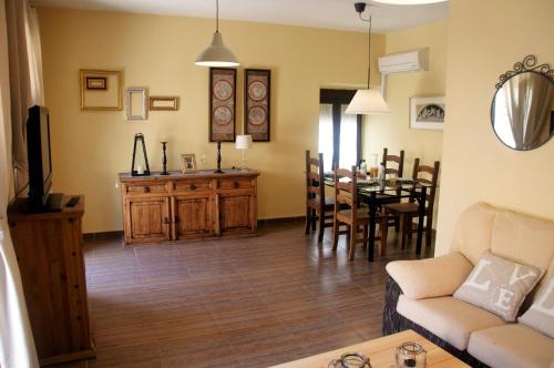 ウベダにあるArco de las Descalzasのリビングルーム(ソファ、テーブル付)