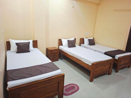 a room with two beds in a room at Diamond Blue Residency in Durgāpur