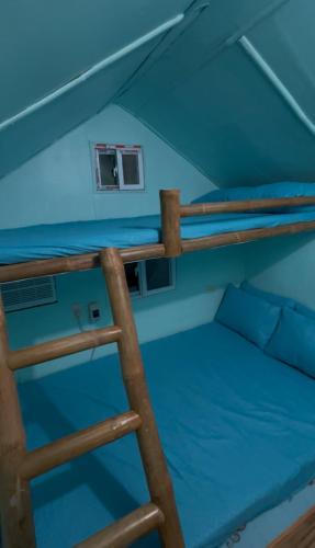 a bunk bed in a room with a ladder at Shigemary Kubohouse in Capepisa