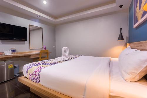 Ένα ή περισσότερα κρεβάτια σε δωμάτιο στο Memory Boutique Patong