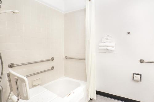 Ванная комната в Super 8 by Wyndham Queensbury Glens Falls