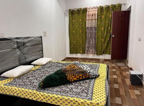 a bedroom with a bed with a colorful comforter at Paradise Banihal Hotel in Banihāl
