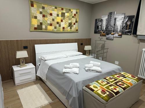 a bedroom with a bed with towels on it at Bed & Breakfast Indi Thelar in Villa Guardia