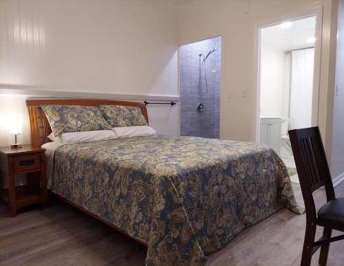 a bedroom with a bed and a bathroom with a shower at Kekuanaoa Homestead for Queens bedroom in Hilo