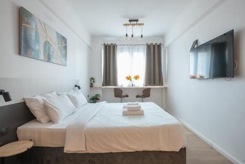 Spacious Studios in Syntagma l King Beds & Workspaces l Weekend Noise