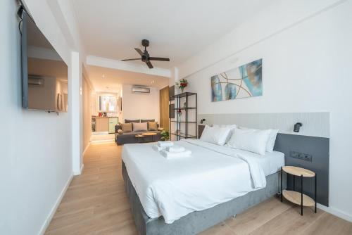 Spacious Studios in Syntagma l King Beds & Workspaces l Weekend Noise