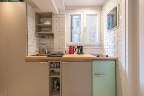 Spacious Studios in Syntagma l King Beds & Workspaces l Weekend Noise
