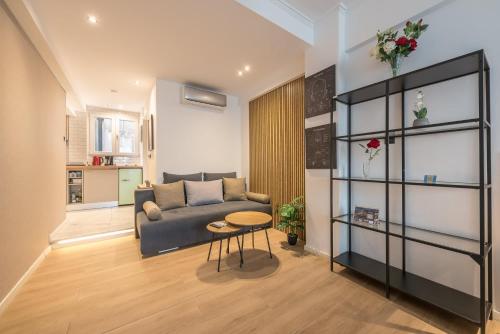 Spacious Studios in Syntagma l King Beds & Workspaces l Weekend Noise