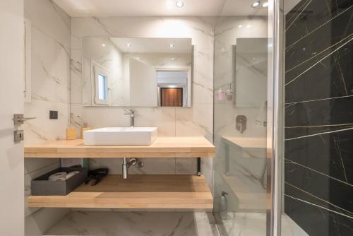 Spacious Studios in Syntagma l King Beds & Workspaces l Weekend Noise