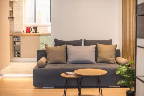 Spacious Studios in Syntagma l King Beds & Workspaces l Weekend Noise