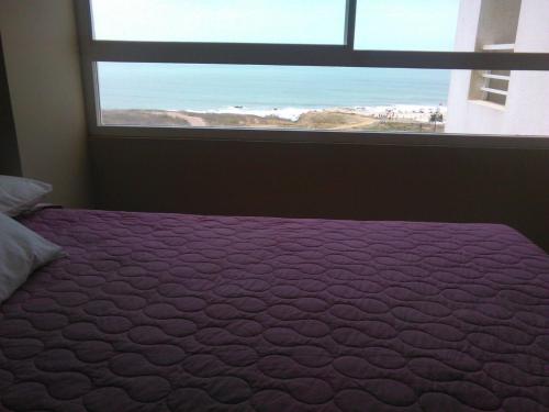 a bedroom with a bed with a view of the ocean at Ocean View in Playas
