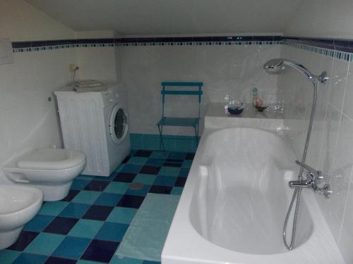y baño con bañera, aseo y lavamanos. en B&B Le Querce en Riano