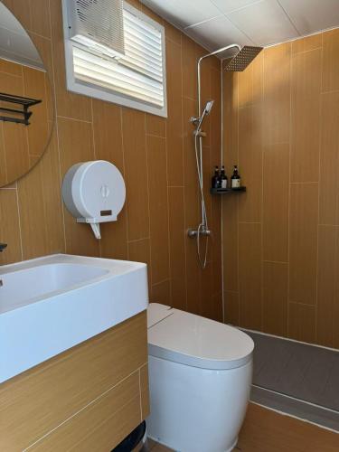 M & R 2 float house في Muang Fuang: حمام مزود بدُش ومرحاض ومغسلة