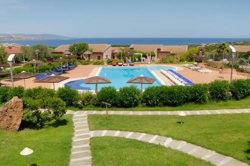 una imagen de una piscina en un complejo en Cala Rosa Club Hotel en Stintino