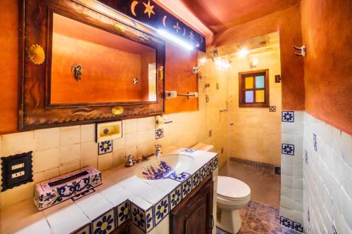 a bathroom with a sink and a toilet at OYO Hotel El Mineral, Tlalpujahua in Tlalpujahua de Rayón
