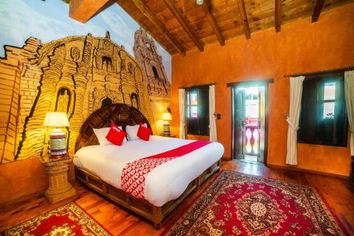 a bedroom with a large bed in a room at OYO Hotel El Mineral, Tlalpujahua in Tlalpujahua de Rayón