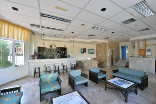 The lounge or bar area at Hotel Anna Apartments