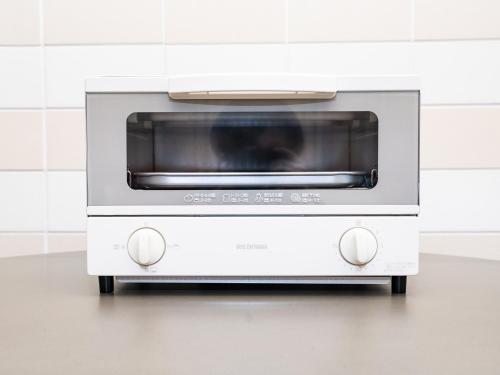 a toaster oven is sitting in a kitchen at 旅鴉 inn 高松 in Takamatsu