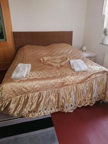 a bedroom with a bed with two towels on it at Kleines Haus im Oderbruch in Neutrebbin