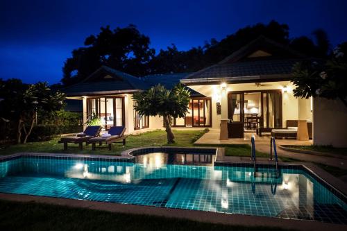 Bazén v ubytování Idyllic Samui Beach Villa Resort nebo v jeho okolí