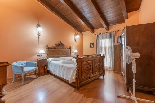 a bedroom with a bed and a desk and a chair at Casa Rural Teresa in Libros