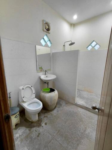 a bathroom with a toilet and a sink at ห้องว่างในบ้าน in Ban Bu Khi Lek