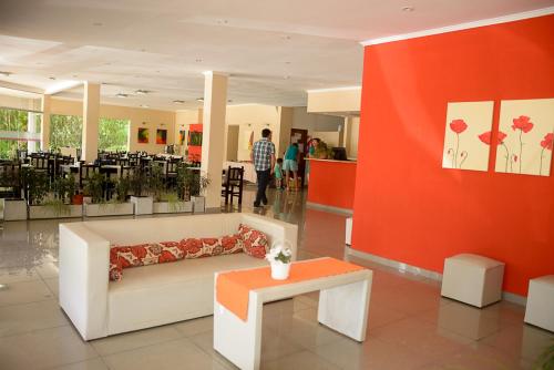 a lobby with a white couch and a red wall at Encanto Del Mar in Ostende