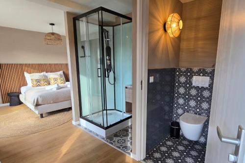 a glass shower in a bedroom with a bed at Wellness Villa voor 6 personen incl Sauna & Hottub in Meerssen