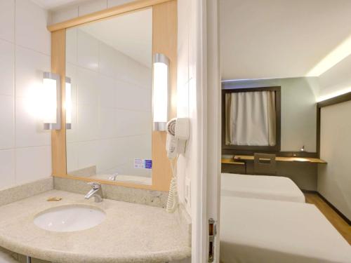 a bathroom with a sink and a mirror at ibis Rio de Janeiro Botafogo in Rio de Janeiro