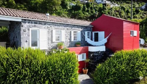 a house painted in red white and blue at Casas do Horizonte in Ribeiras