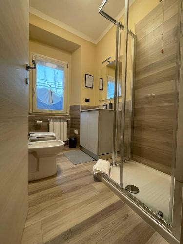 ein Badezimmer mit Dusche, Toilette und Waschbecken in der Unterkunft Casa Alone in Casto