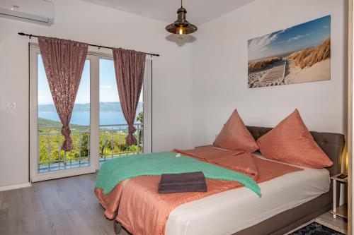 Villa Welcome Home, a spacious and modern villa with a sea view