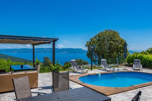 Villa Welcome Home, a spacious and modern villa with a sea view