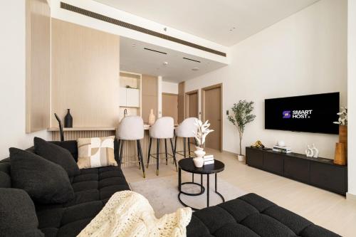 New Chic 1BR Apt with Private Pool & City View in JVC