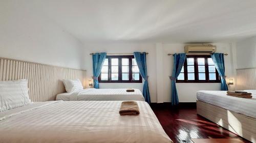 Paradise Hostel في فانغ فينغ: غرفة نوم بها سريران ونافذتان