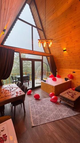 a room with a room with a bed and a table at AĞARaN SUİT BUNGALOV in Rize